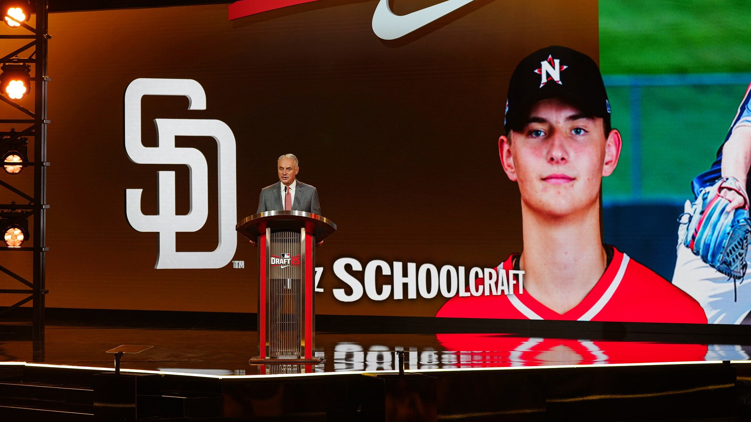 Rob Manfred announces Padres' 2025 Draft pick Kruz Schoolcraft